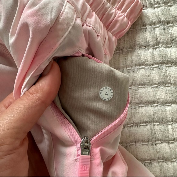 Lululemon Tracker Short V *4" Diamond Dye White Miami Pink (Size: 4) - Picture 8 of 8